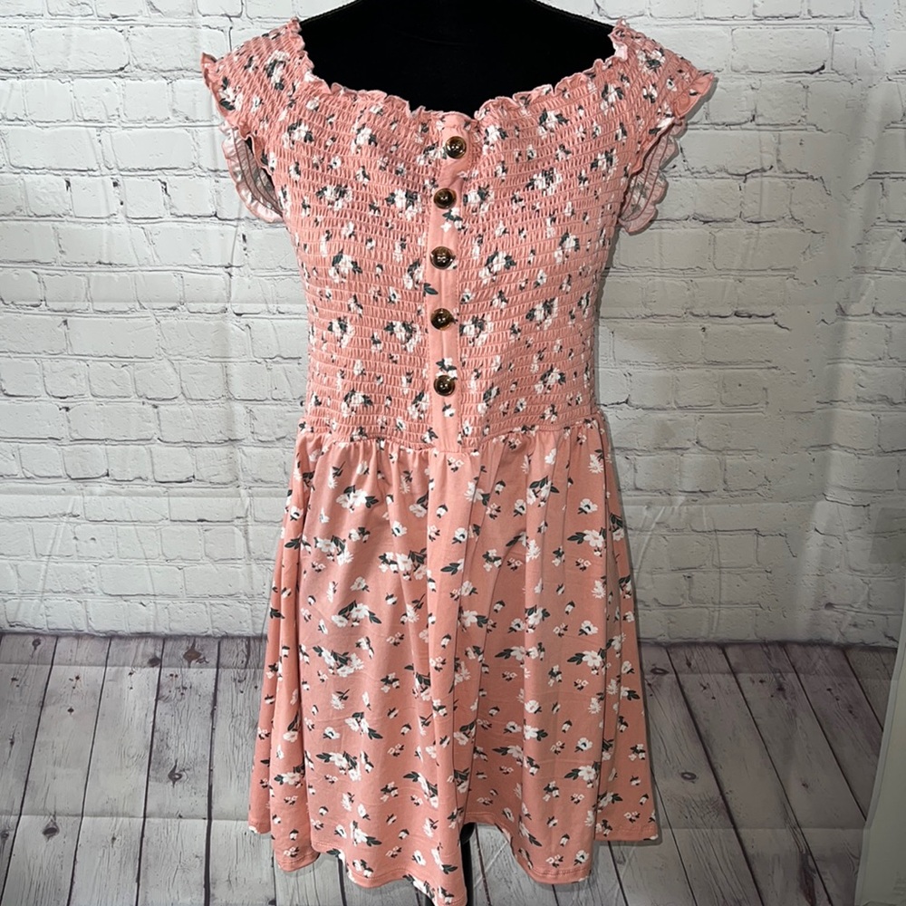 3X pink floral smocked top by Love University. Sleeveless. Faux buttons